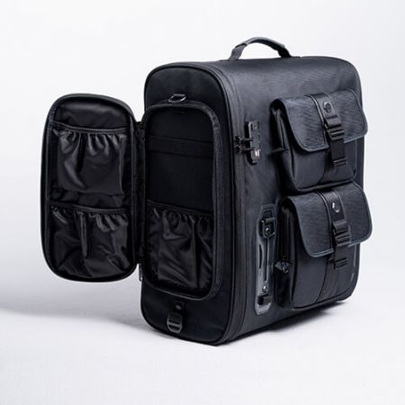 Schwanztasche, zwei seitliche Reißverschlusstaschen mit elastischen Taschen und Organizer.